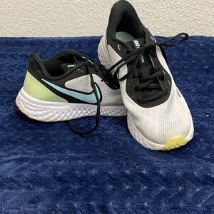 Nike Revolution Running Shoes Women’s 6.5 White Black Mint Athletic Sneakers